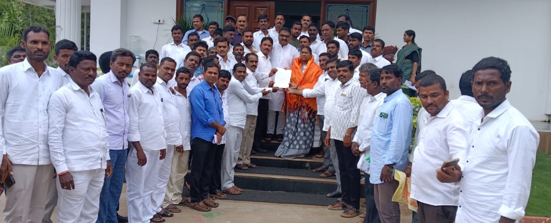 మంత్రి సీతక్కను కలిసి వినతి పత్రం అందజేసిన కాంగ్రెస్ ప్రజా ప్రతినిధులు