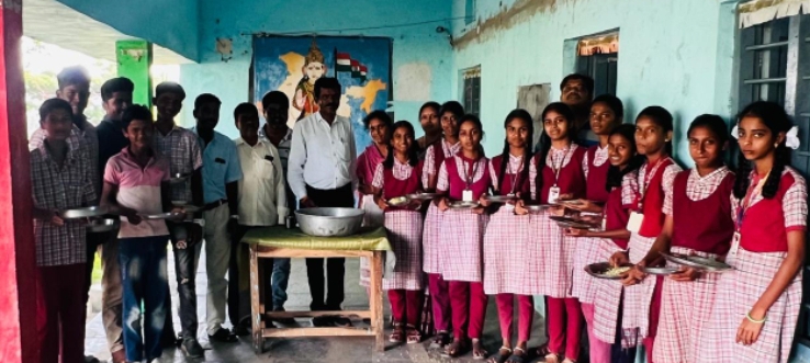 పదవ తరగతి విద్యార్థులకు అల్పాహారం అందజేత