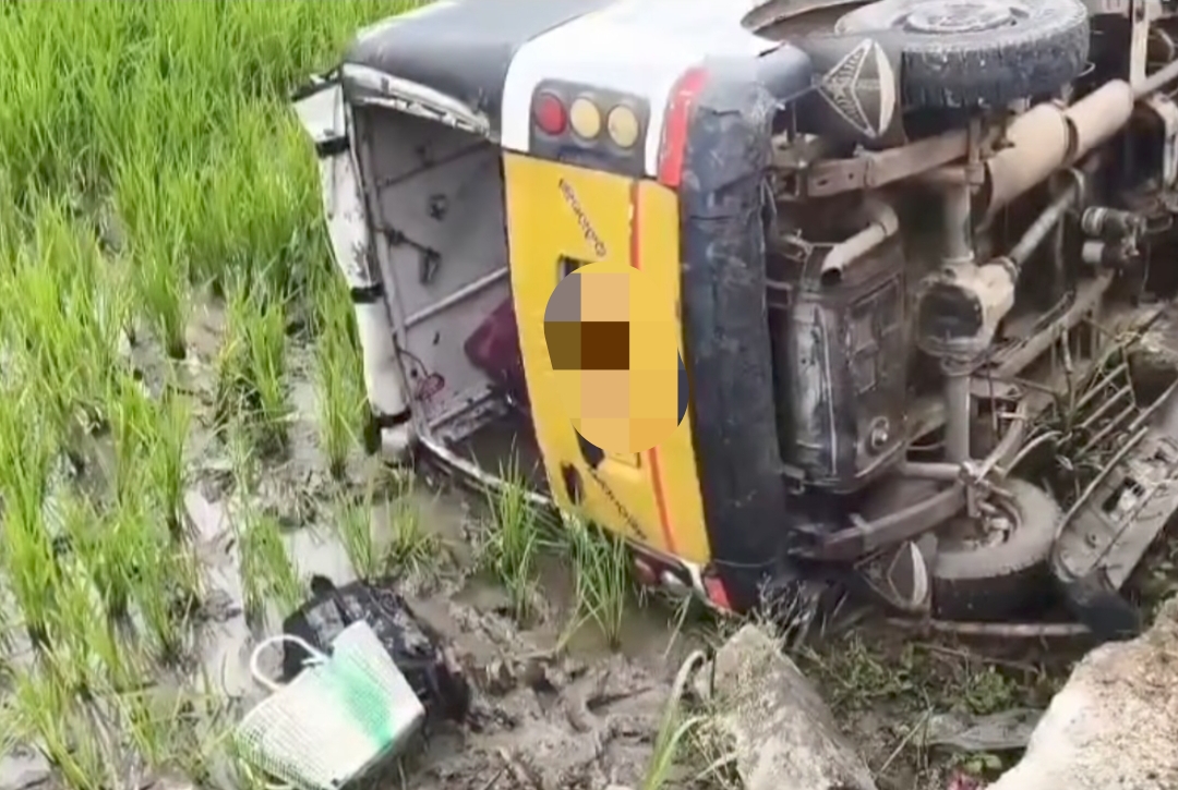 పాఠశాల వాహనం బోల్తా.. విద్యార్థులకు గాయాలు