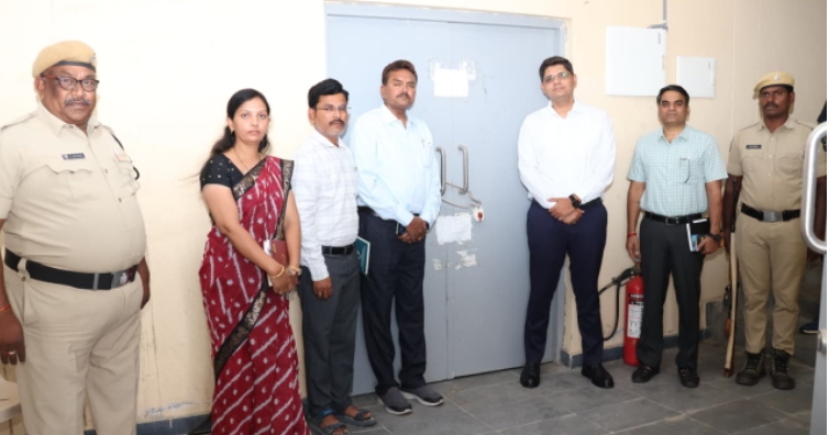 Daily Bharat ఈవీఎం గోదాం ను తనిఖీ చేసిన జిల్లా కలెక్టర్ ఆశిష్ సాంగ్వాన్