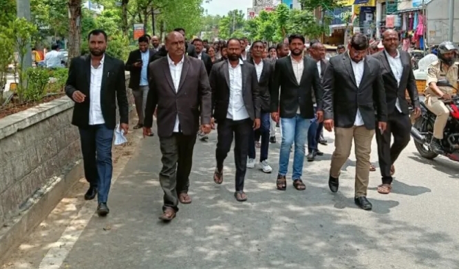 సిరిసిల్లలో రోడ్డెక్కిన న్యాయవాదులు 