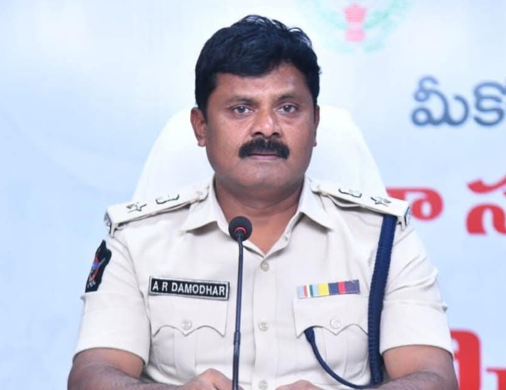 మైనర్ బాలిక పట్ల అసభ్యకరంగా ప్రవర్తించిన నిందితుడికి జైలు శిక్ష మరియు జరిమానా