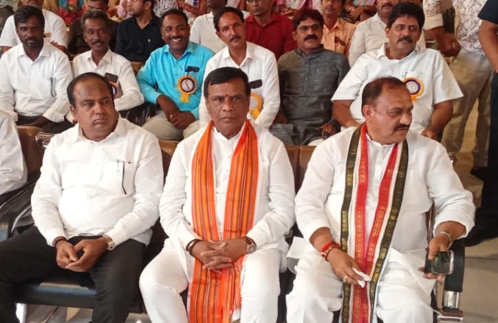 ఒకే వేదికపై బిజెపి అర్బన్, రూరల్ ఎమ్మెల్యేలు.. మధ్యలో పిసిసి అధ్యక్షుడు మహేష్ కుమార్ గౌడ్