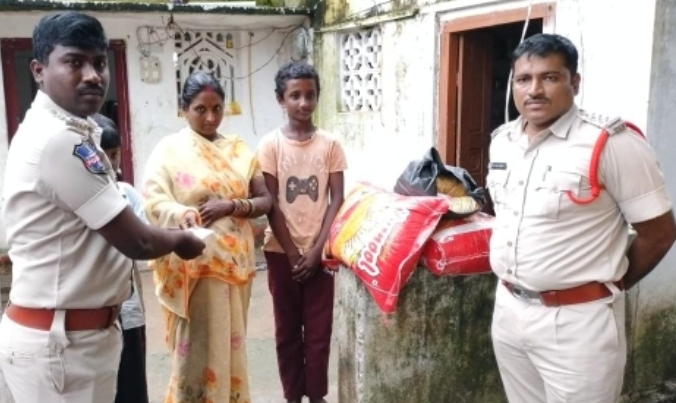 నిరుపేద కుటుంబాలకు అండగా మహబూబాబాద్ జిల్లా పోలీసులు