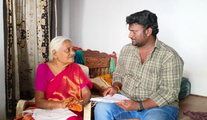 ఓనమాలు నేర్పిన ఉపాధ్యాయురాలు పట్ల ఔదార్యం చూపిన విద్యార్థి