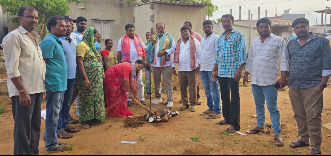 సీసీ రోడ్ పనులు ప్రారంభించిన మున్సిపల్ చైర్మన్ నరేందర్
