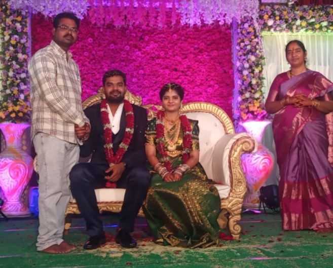 నూతన దంపతులను ఆశీర్వదించిన ఉమ్మడి జిల్లాల స్టాప్ రిపోర్టర్ గుమ్మడి మహేష్