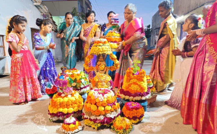 సిరిసిల్లలో ఘనంగా పెద్ద బతుకమ్మ వేడుకలు