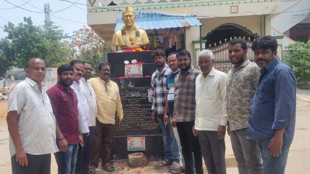 షాద్ నగర్ లో మాజీ ప్రధాని నెహ్రు విగ్రహానికి నివాళులు