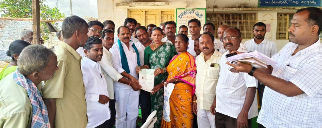 సీఎం రిలీఫ్ ఫండ్ చెక్కులు పంపిణీ చేసిన ఎమ్మెల్యే వీర్లపల్లి శంకర్