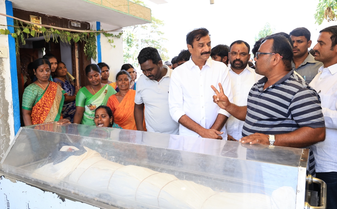 ప్రమాదంలో మృతి చెందిన విద్యార్థి కుటుంబాన్ని పరామర్శించిన మాజీ ఎంపీ దుబ్బాక ఎమ్మెల్యే కొత్త ప్రభాకర్ రెడ్డి