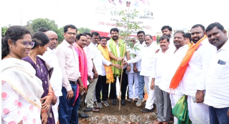 శ్రీ లక్ష్మీ వెంకటేశ్వర స్వామి పుష్కరిని వద్ద టీపీసీసీ ప్రధాన కార్యదర్శి ఏలగంటి మధుసూదన్ రెడ్డితో కలిసి మొక్కలు నాటిన ఎమ్మెల్యే కాలే యాదయ్య