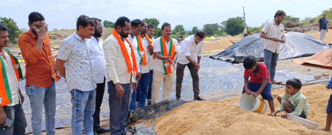 వడ్ల కొనుగోలు కేంద్రం వద్ద పరిస్థితిని పరిశీలించిన పట్టణ అధ్యక్షులు దుమాల శ్రీకాంత్
