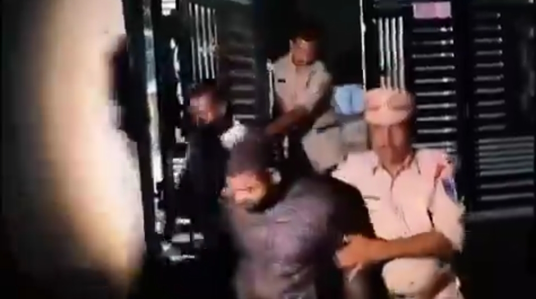 భూకబ్జా గ్యాంగ్ అరెస్ట్.... మారణాయుధాలు స్వాధీనం... 