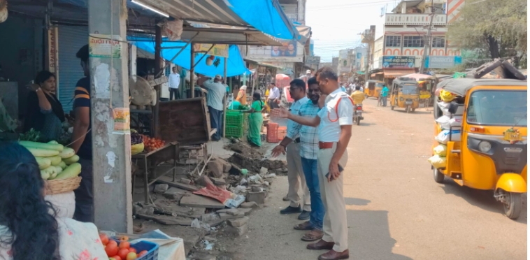సూర్యాపేట: రోడ్డు ఆక్రమించి వ్యాపారాలు చేయొద్దు..