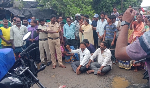 జూలూరుపాడు నుండి పాపకొల్లుకు డబల్ తారు రోడ్డు నిర్మాణం త్వరగా చేపట్టాలని రోడ్డుపై బైఠాయించి రాస్తారోకో నిర్వహించిన జడల చింత గ్రామస్తులు