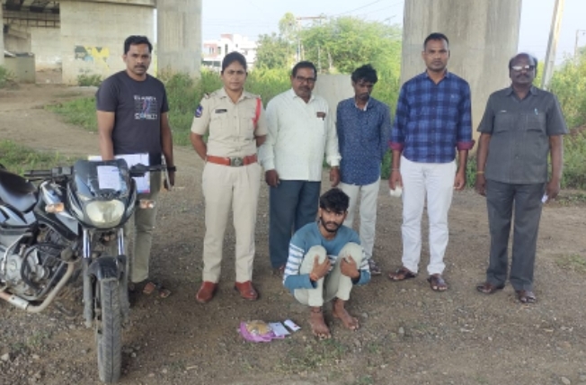 నిషేధిత గంజాయిని సేవిస్తున్న   వ్యక్తి అరెస్ట్ చేసిన సుజాతనగ్ ఎస్సై రమాదేవి