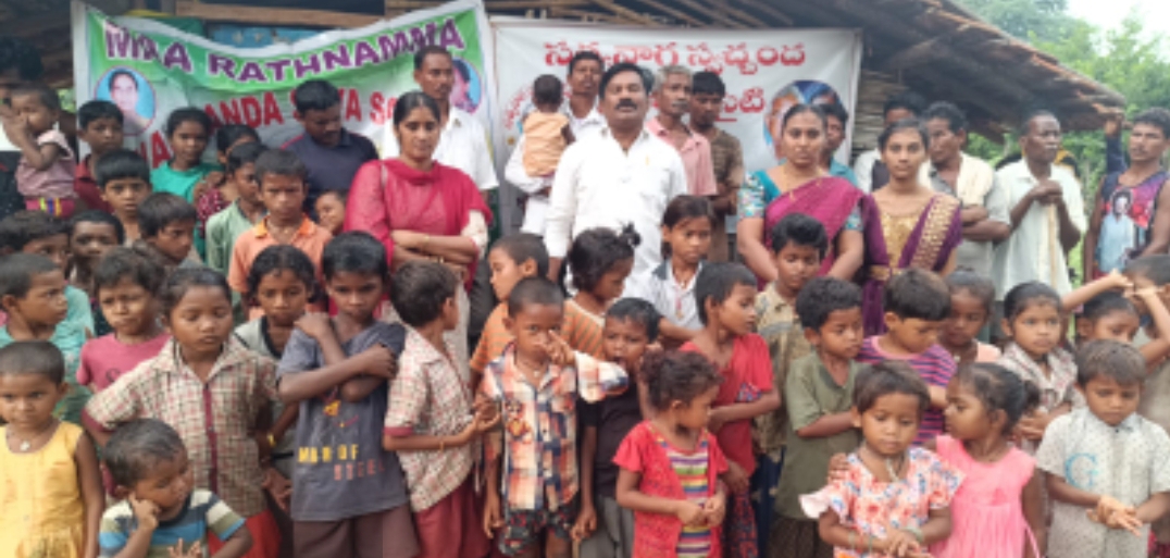 రామావత్ మనిష్ దుస్తులు కంభళ్ళు దోమ తెరలు నిత్యావసర సరుకులు వితరణ