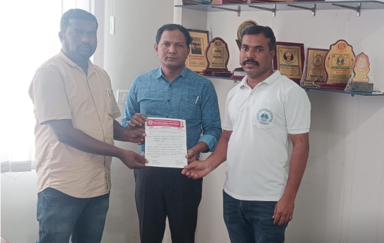 సంపాదిత సెలవులు మంజూరి చేయాలి : జిల్లా విద్యాధికారికి వినతిపత్రం సమర్పించిన టి టి యు నాయకులు