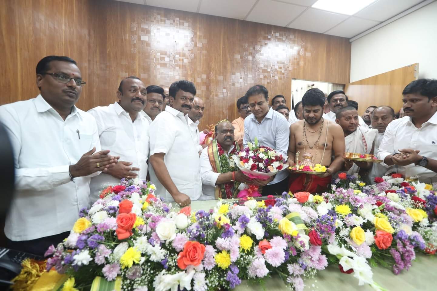  *ఎమ్మెల్సీ మ&zwnj;ధుసూద&zwnj;నాచారి శుభాకాంక్షలు తెలిపిన ఎమ్మెల్సీ నవీన్ కుమార్ రెడ్డి* 