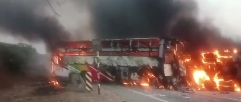 ట్రావెల్స్ బస్సులో మంటలు, దాదాపు 10మంది సజీవ దహనం