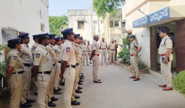 బాన్సువాడ  పోలీస్ స్టేషన్&zwnj;ను ఆకస్మికంగా తనిఖీ చేసిన జిల్లా ఎస్పీ