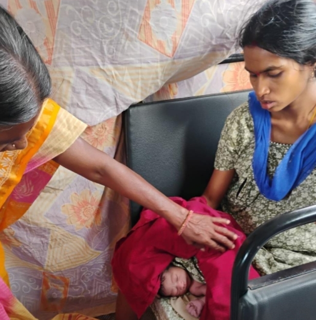 ఆర్టీసి బస్సులో ప్రసవం చేసిన మహిళా సిబ్బందికి , మహిళా ప్రయాణికులకు అభినందనలు తెలిపిన మంత్రి పొన్నం ప్రభాకర్