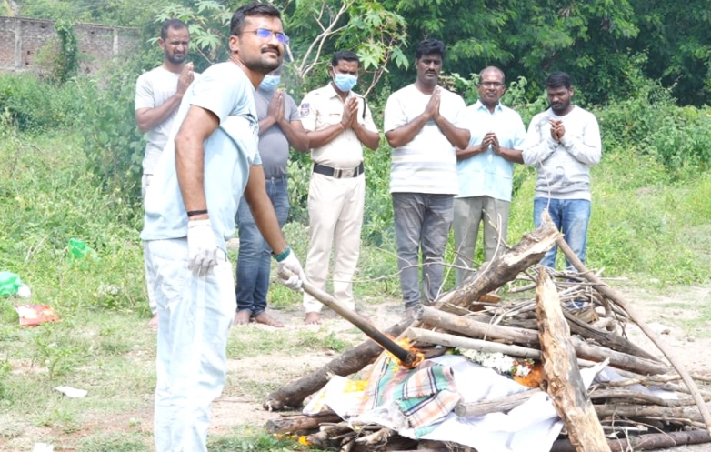రెండు అనాధ శవాలకి అంత్యక్రియలు నిర్వహించిన ఇందూరు యువత స్వచ్చంద సేవా సంస్థ