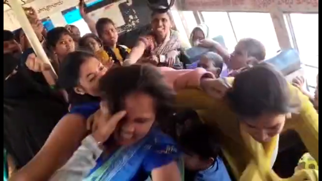 బస్సులో సీటు కోసం శిఖలు పట్టుకొని కొట్టుకున్న మహాలక్ష్మిలు 