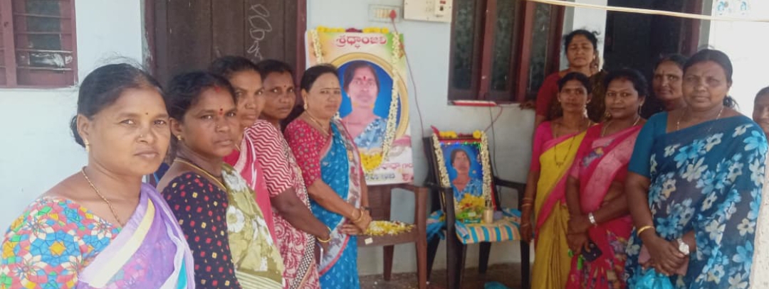 రాధమ్మ దశదినకర్మ కార్యక్రమంలో పాల్గొని చిత్రపటానికి పూలమాలలు వేసి నివాళులర్పించినా  మహిళా మండలి మాజీ వైస్ ఎంపీపీ కోడెం సీతాకుమారి