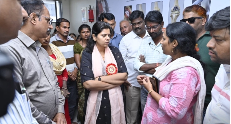 ఎక్సైజ్ మహిళా కానిస్టేబుల్ ను పరామర్శించిన కలెక్టర్