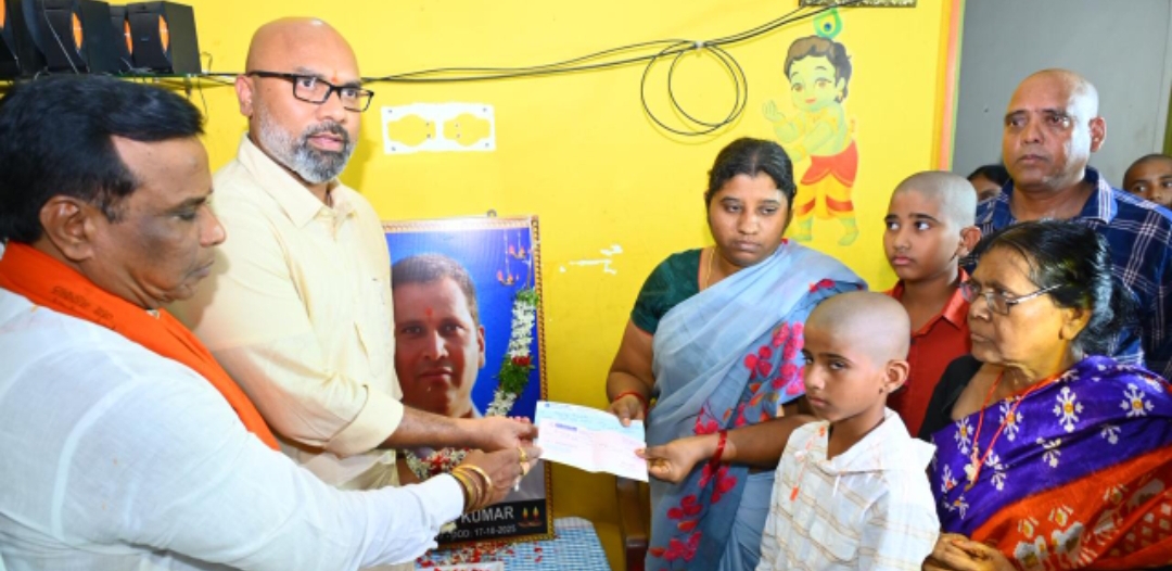 కానిస్టేబుల్ ప్రమోద్ కుటుంబాన్ని పరామర్శించిన ఎంపీ ధర్మపురి అరవింద్