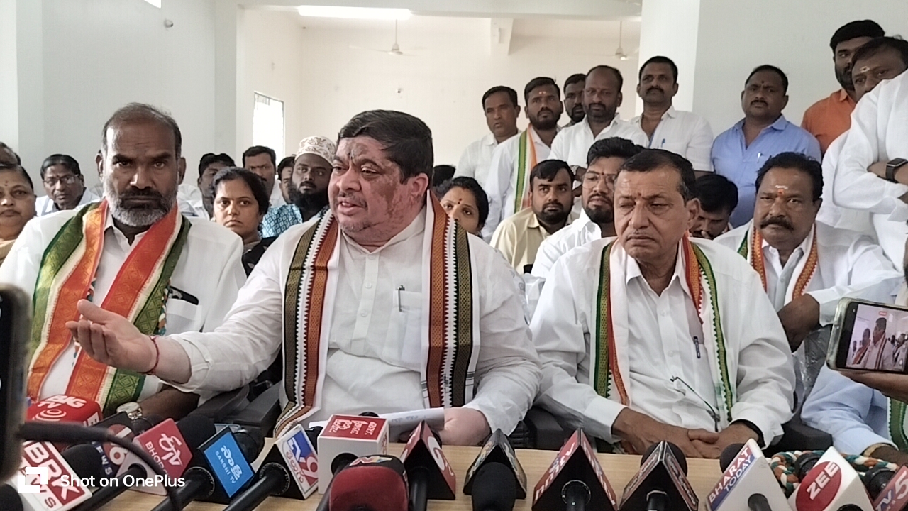 కరీంనగర్ మాజీ ఎంపీ,ప్రస్తుత ఎంపీ ఇద్దరూ నేతన్నలకు మోసం చేశారు