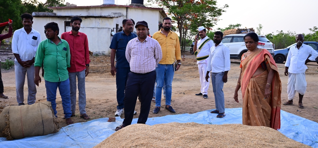 త్వరితగతిన ధన్యం కొనుగోళ్లు పూర్తి చేయాలి-- జిల్లా కలెక్టర్ రాహుల్ రాజ్