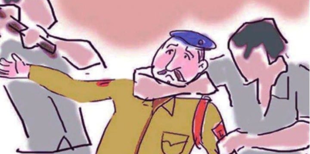 విధులు నిర్వర్తిస్తున్న ట్రాఫిక్ పోలీస్ లపై తాగుబోతు దాడి..