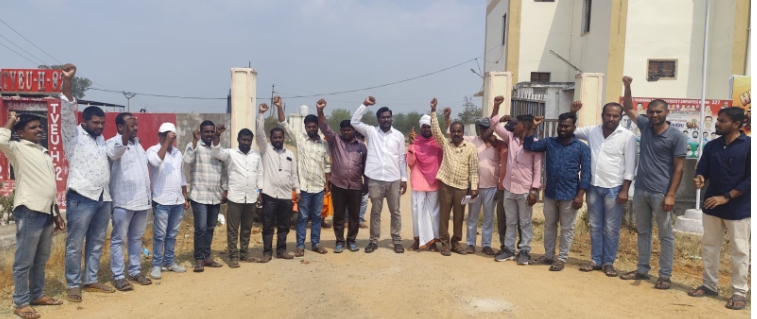 ఎస్ ఈ కార్యాలయం ముందు కార్మికుల ధర్నా