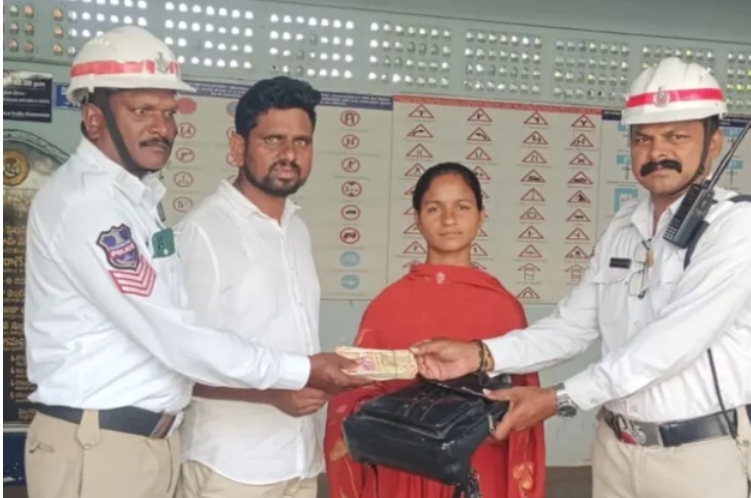 Daily Bharat పోగొట్టుకున్న బ్యాగ్ అప్పగించిన ట్రాఫిక్ పోలీసులు, ఆటో డ్రైవర్