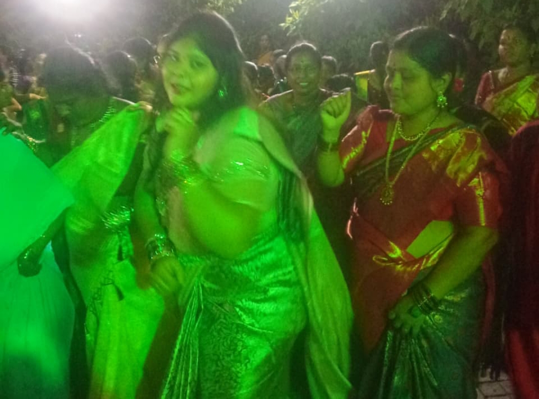బొడ్డెమ్మ చెరువు వద్ద సద్దుల బతుకమ్మకు వీడ్కోలు పలికిన మహిళలు