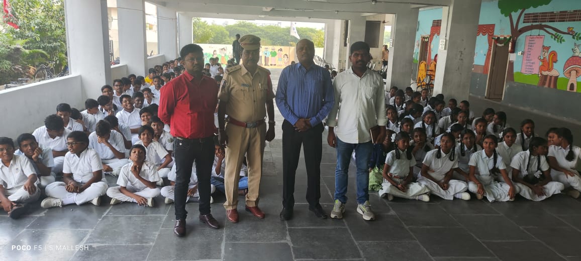 సైబర్ నేరాల, సైబర్ భద్రత పై ప్రతి ఒక్కరికి  అవగాహన కలిగి ఉండాలి.