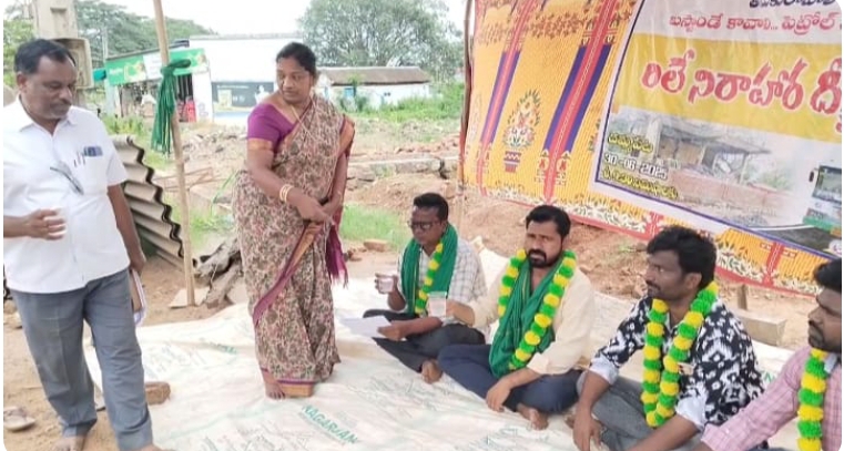 రిలే నిరాహార దీక్షకు స్పందించిన స్థానిక ఎమ్మెల్యే & ఆర్టీసీ యాజమాన్యం