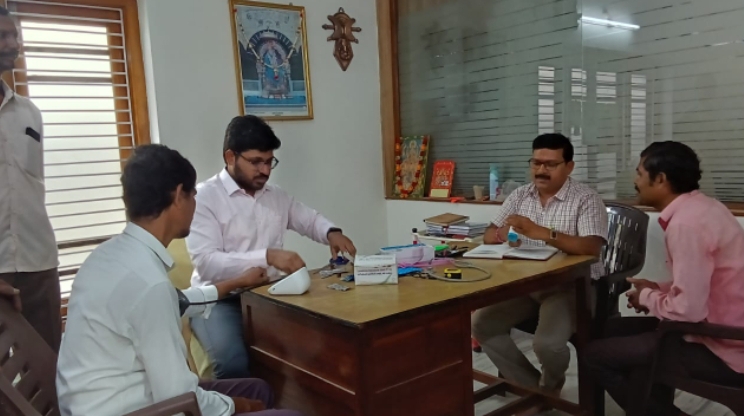 "కార్మికులకు వైద్య పరీక్షలు, మందుల పంపిణీ "