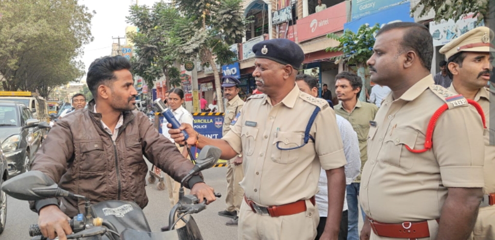 Daily Bharat సిరిసిల్ల పట్టణ పరిధిలోని మున్సిపల్ కార్యాలయం వద్ద నిర్వహించిన డ్రంక్ డ్రైవ్ తనిఖీల్లో పాల్గొన్న సిరిసిల్ల డిఎస్పీ నాగేంద్రచారి