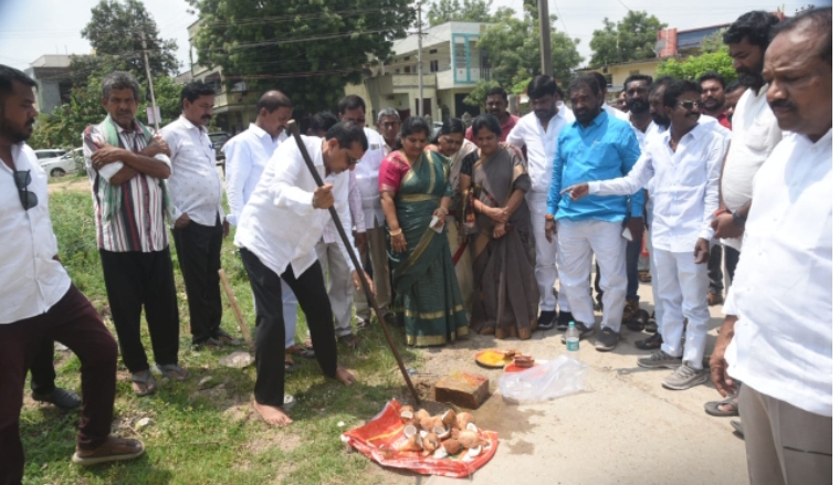 డ్రైనేజీ పనులకు శంకుస్థాపన చేసిన సిరిసిల్ల నియోజకవర్గం కాంగ్రెస్ ఇంచార్జ్ కేకే మహేందర్
