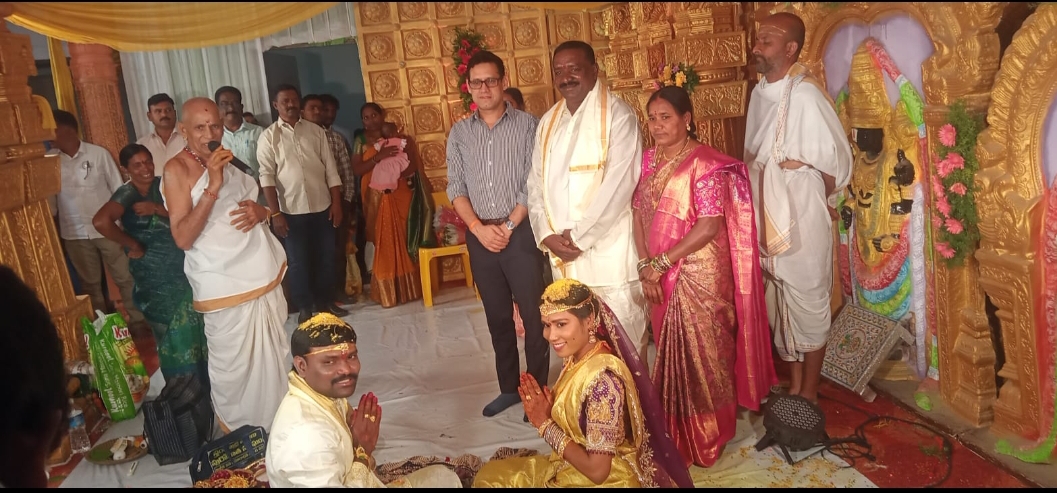 Daily Bharat నూతన దంపతులను ఆశీర్వదించిన ఖమ్మం జిల్లా ఎస్పీ సునీల్ దత్, ఏసిపి వెంకన్న బాబు