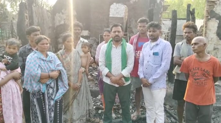 ఇల్లు కాలిపోయిన ఆదివాసి కుటుంబాలనీ ప్రభుత్వం ఆదుకోవాలి