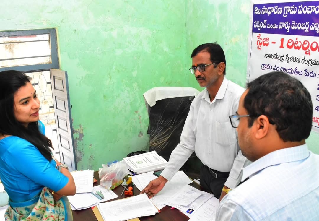 నామినేషన్ కేంద్రాన్ని తనిఖీ చేసిన ఇంచార్జి కలెక్టర్ గరిమ అగ్రవాల్