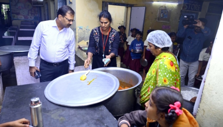 ధర్మారం(బి) ప్రభుత్వ సాంఘిక సంక్షేమ బాలికల రెసిడెన్షియల్ పాఠశాల, కళాశాల తో పాటు అంగన్వాడి సెంటర్ ను తనిఖీ చేసిన జిల్లా కలెక్టర్