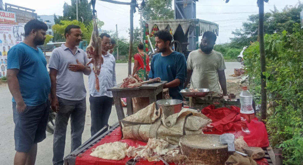 చికెన్, మటన్ షాప్ ల వద్ద బారులు తీరిన మాంసపు ప్రియులు