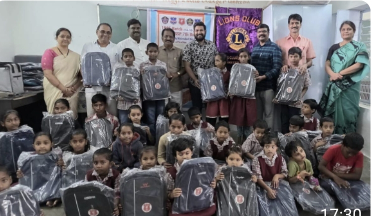 లయన్స్ క్లబ్ ఆఫ్ ఇందూర్, డిచ్పల్లి ఏడవ బెటాలియన్ 1995 బ్యాచ్ కానిస్టేబుల్ సహకారంతో ప్రభుత్వ పాఠశాలలోని విద్యార్థులకు బ్యాగులు పంపిణీ