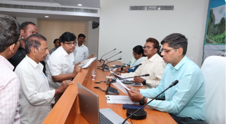 Daily Bharat ప్రజావాణి కి 83 దరఖాస్తులు... జిల్లా పాలనాధికారి ఆశిష్ సాంగ్వాన్ 